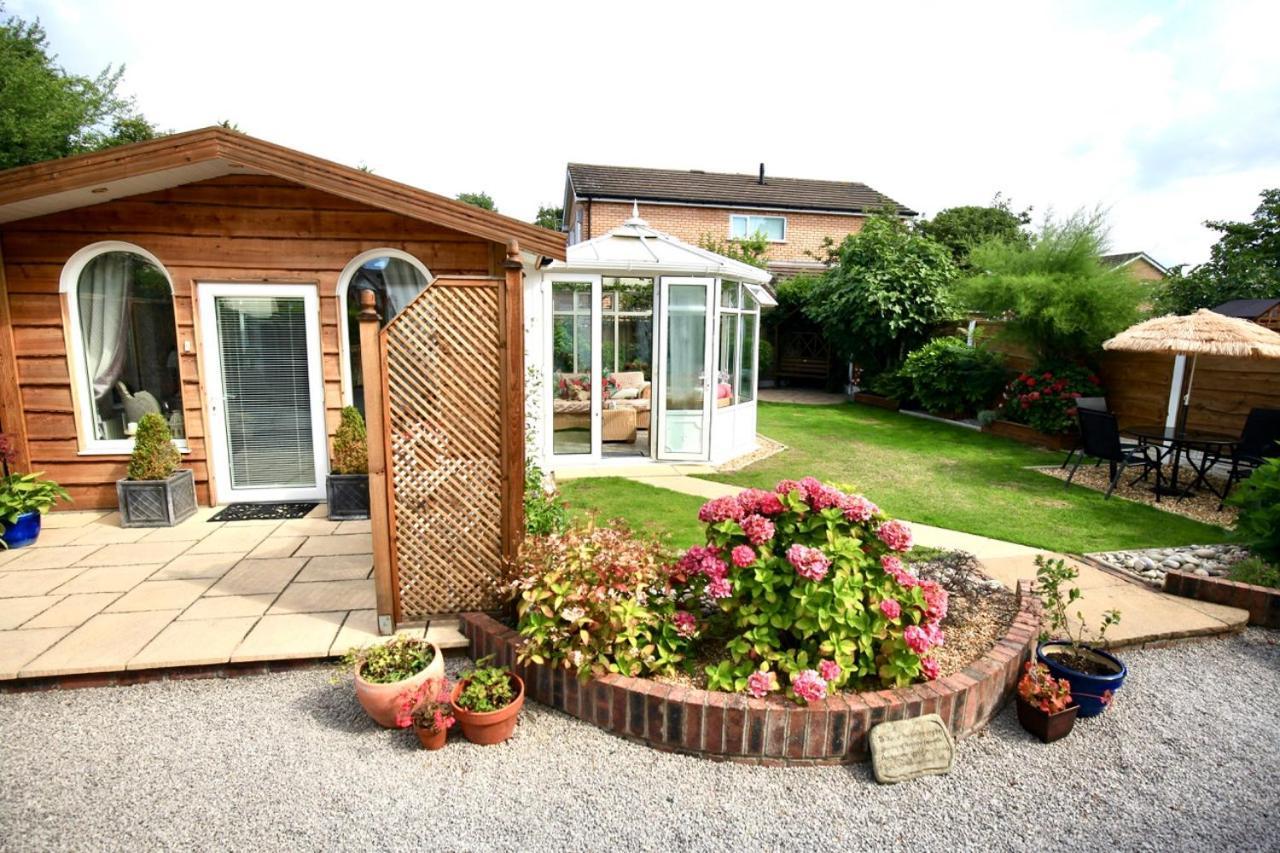 Formby Pinewood Studio Bed and Breakfast Eksteriør billede